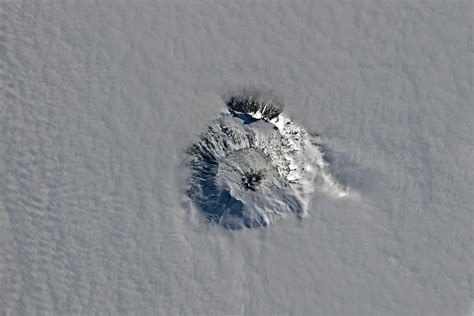 The Towering Inferno: Mount Erebus’ Dramatic Emergence From the ...