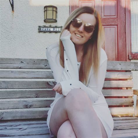 Suzy Lu ha compartido una foto en Instagram: "Spent my weekend chilling in the garden. I'm ...