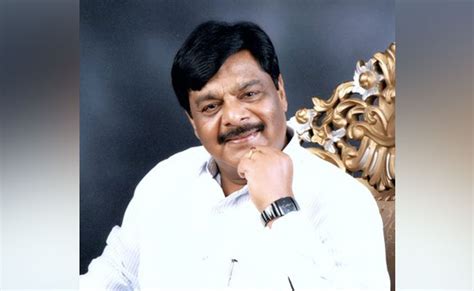 Video of Karnataka minister being 'helped' by gunman to wear shoes goes ...