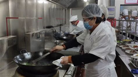 外国语学院劳动教育宣传周系列报道之三：食堂帮厨，体验劳动之快乐-安徽科技学院
