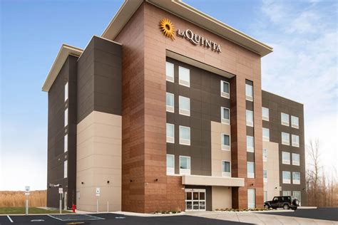 La Quinta Inn & Suites by Wyndham Buffalo Amherst | Buffalo, NY Hotels