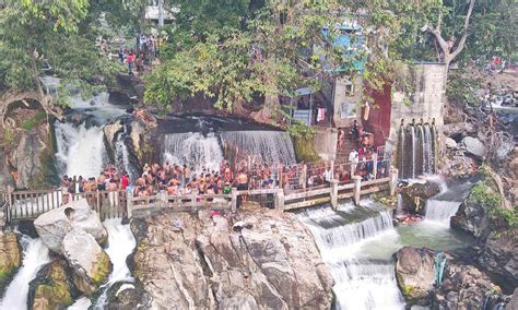 Tourists throng hill stations, Hogenakkal to ring in NY