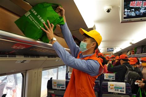 柳州首趟复工专列输送355名务工人员赴粤返岗 - 中国日报网