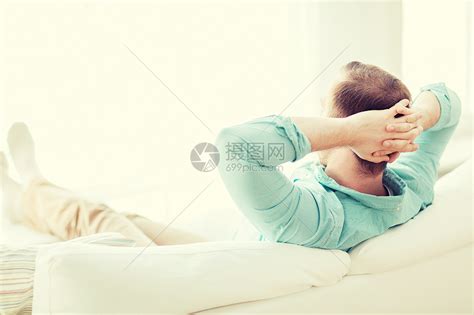 家庭,休闲,放松幸福的男人躺沙发上坐家里后高清图片下载-正版图片300663975-摄图网