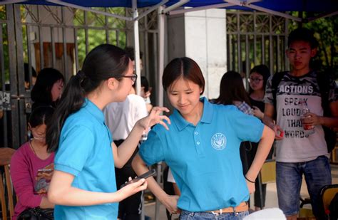 绿茵场上最美的守候：校运会化学学院志愿者-华大青年传媒