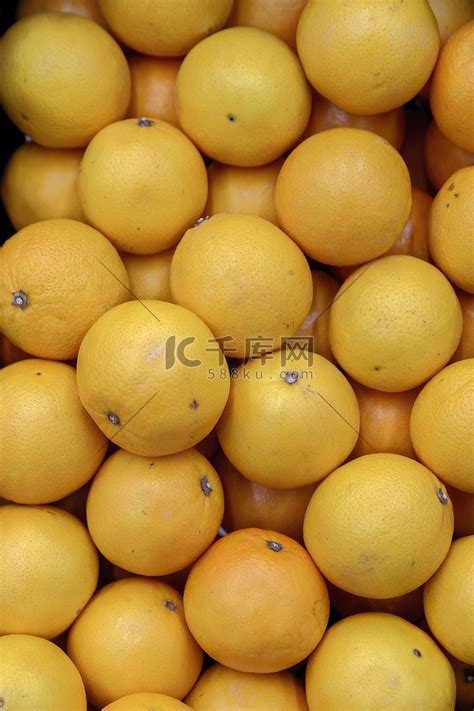 超市货架上的橙子高清摄影大图-千库网