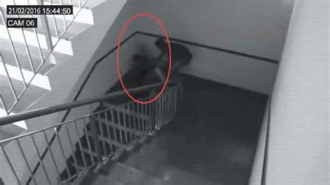 世上真的有鬼，最新闹鬼视频，楼梯间两人被鬼攻击，险被拖走！
