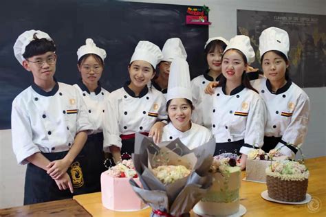 学烘焙是去学校比较好还是店里_学西点_陕西新东方烹饪学校