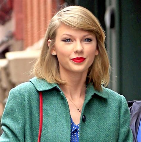 Taylor Swift celebrity looks and style. Must see!