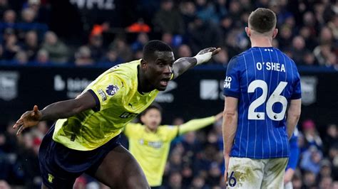 Ipswich 1-2 Southampton: Aro Muric errors help Southampton to victory ...