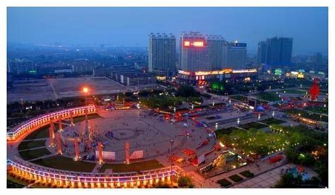 山东面积最大的广场，临沂晚上最热闹的地方——临沂人民广场