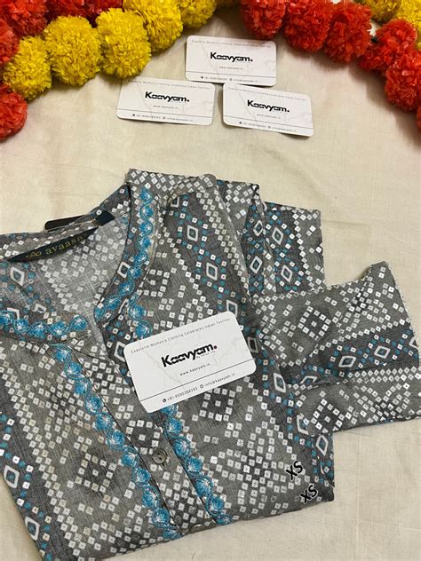 Mandarin collar Bandhani Kurti – Kaavyam