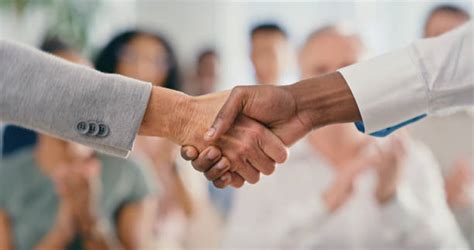 Business Handshake with Thank You Image 的图像结果