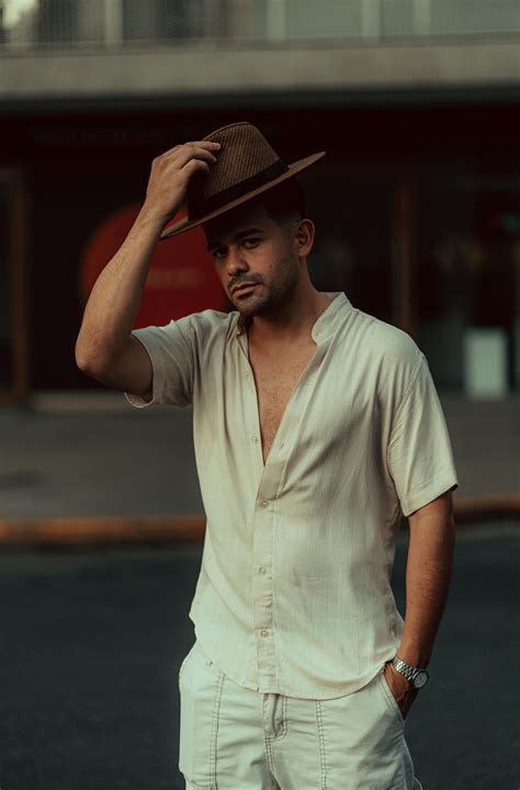 People Looking Standing 的图像结果