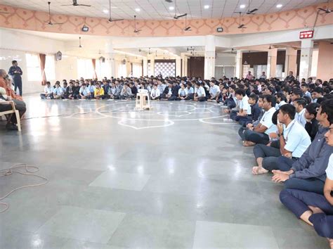 Conducting career seminars at Sri Swaminarayan Gurukul; Jayesh ...
