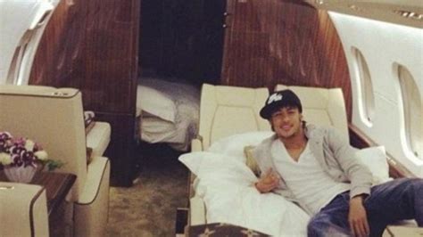 Neymar vuelve en jet privado a Brasil