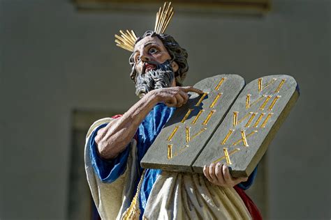 Federal judge orders Texas School Districts to remove Ten Commandments ...