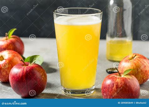 Boozy Cold Hard Apple Cider Stock Image - Image of autumn, glass: 289085849