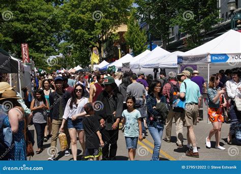 Crowds Explore the Arts and Crafts Booths Editorial Photography - Image ...