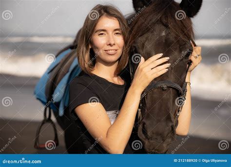 微笑的女人和棕马的肖像. 年轻白人拥抱马. 浪漫概念. 喜欢动物. 自然概念 库存照片 - 图片 包括有 拥抱, 幸福: 212188920