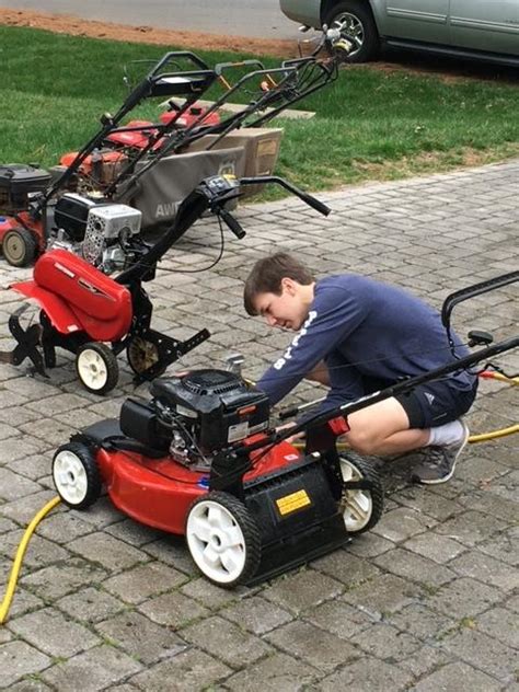 Small Engine Repair Class 的图像结果