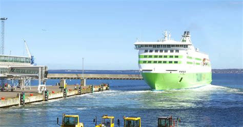 Cruise ship leaving the port 28545307 Stock Video at Vecteezy