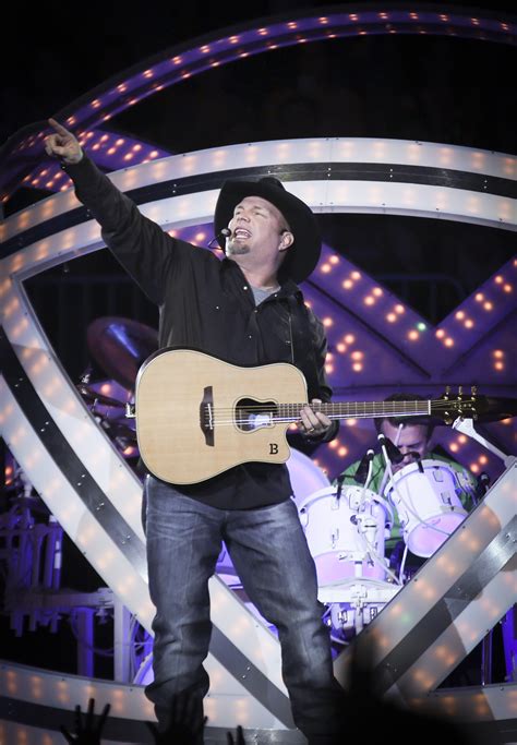 Garth Brooks Weighs In on Spotify, iTunes and YouTube Controversies ...