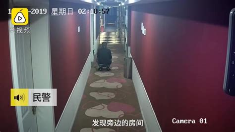 【已婚男在宾馆隔门贴耳偷听房事，为满足心理需要】重庆江津，28岁的男子在一次住宿时，碰到有人在走廊偷听他人隐私。此后男子便频频出现在酒店效仿 ...