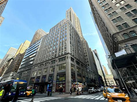Savanna faces possible foreclosure at Urban Outfitters site 521 Fifth ...