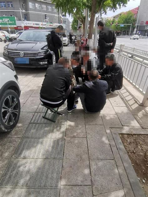 曝光！疫情当前，这些人还扎堆聚集打牌、聊天_北京日报APP新闻
