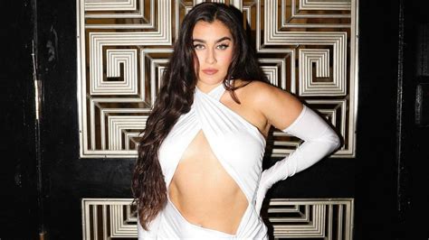 Lauren Jauregui presume su retaguardia y curvas en la playa