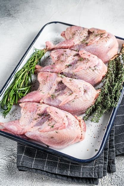 Carne crua de codorniz com especiarias alho e ervas prontas para ...