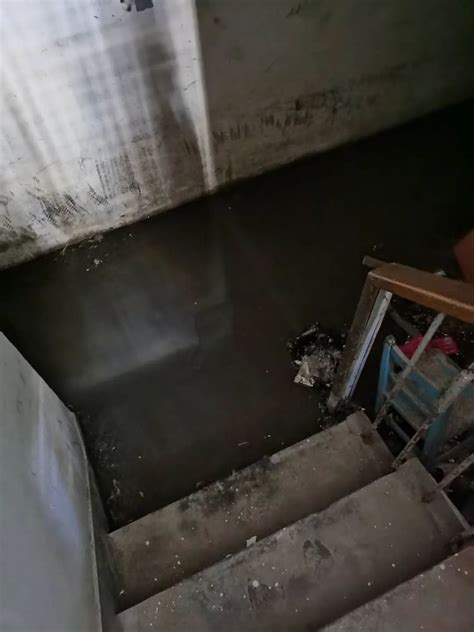小区地下室每月都会淌污水 物业：疑因周边施工压坏污水管_京报网
