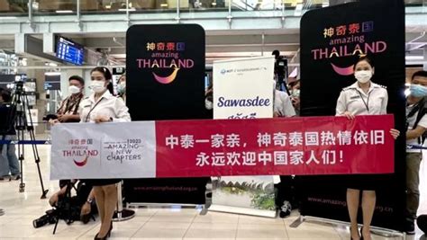 中国游客在泰国免税店举国旗扫货