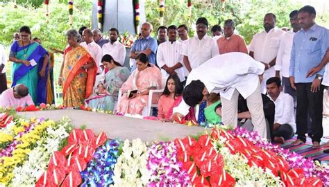 YSR Jayanthi 2022:వైఎస్సార్‌కు నివాళులర్పించిన కుటుంబ సభ్యులు.. | cm ys ...