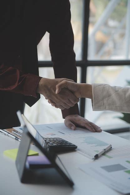 Businessman Shaking Hands 的图像结果