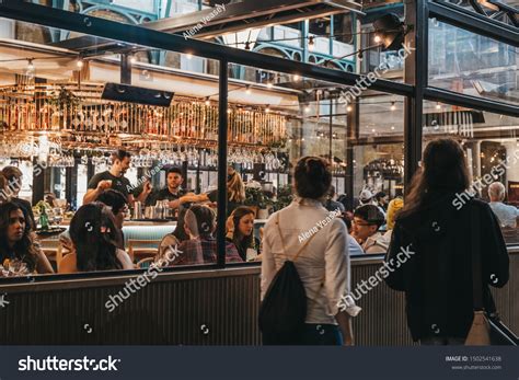 Busy Restaurant 的图像结果