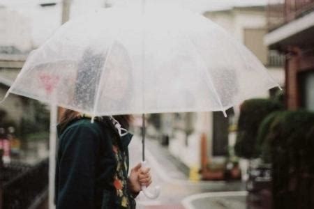 朋友圈关于下雨天的心情说说（天上下雨，地上冒泡）_心情说说_祝福语大全