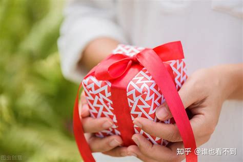 出去买什么礼物好最新素材