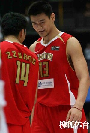 图文：中国男篮77-91希腊 比赛中控球-搜狐2008奥运