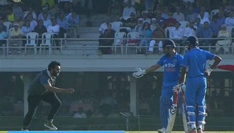 Pitch invader escapes security personnel to touch MS Dhoni's feet ...