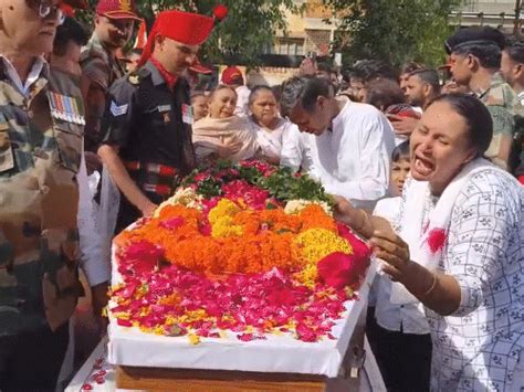 Entire Junagadh joins the last rites of martyred soldier