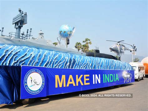 Flares from several warships - Amazing pictures from IFR 2016 ...