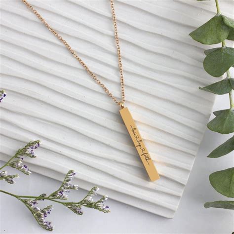 Engraved Cursive Vertical Bar Name Pendant – Lavstra