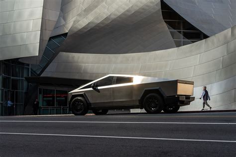Tesla Cybertruck Review: Elon's Electric Beast Is Bizarre, But Not a Bad Drive - Bloomberg