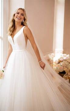 Simple Wedding Dresses Toronto by Simple Wedding Dress With V Neckline Stella York Wedding Simple Wedding Dresses Toronto
