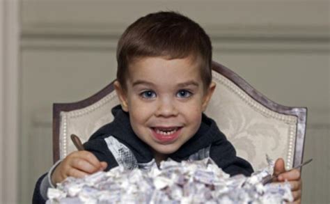 英国3岁男童患怪病只能吃薄荷糖 一年吃掉3000多颗(图)_新浪新闻