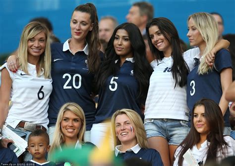 法国队太太团玩自拍 女球迷观战热情奔放_网易体育