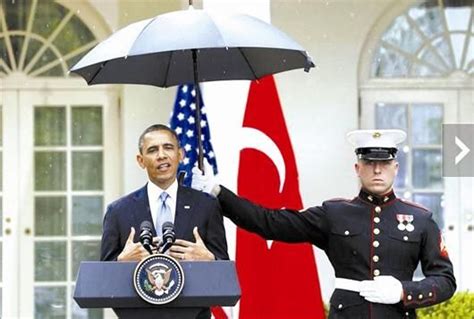 图文：美国总统让人帮忙打伞遭批_新浪新闻
