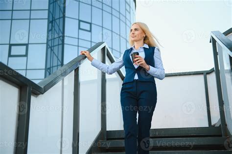 Business Women Going to Work 的图像结果